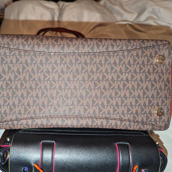 Michael Kors Voyager Handbag - Picture 12 of 14